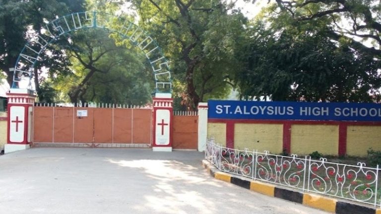 चोटी काटी, पूजा की घंटी से नफरत… पिता का दावा- बच्चे को ईसाई बनाने के लिए आधी रात को गंदे मैसेज भेजती थी महिला टीचर, सेक्स के लिए डालती थी दबाव