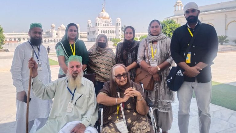 भारत-पाकिस्तान विभाजन के 76 साल बाद मिले भाई बहन… एक का नाम सुरिंदर कौर और एक ‘मोहम्मद इस्माइल’: बताइए कौन सीमा के इस तरफ और कौन उस पार