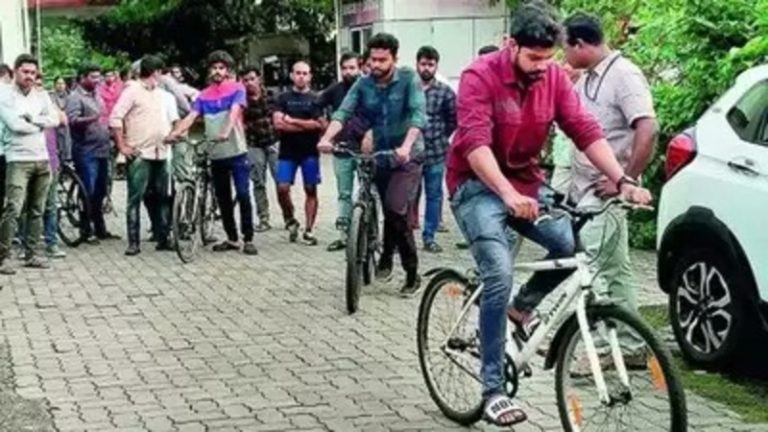 चपरासी बनने के लिए इंजीनियरों की लंबी लाइन, दे रहे हैं साइकल चलाने का टेस्ट: सबसे शिक्षित राज्य केरल में बेरोजगारी की मार