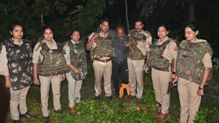 UP की महिला पुलिस टीम ने गौ-तस्कर इनामुल का किया एनकाउंटर, पैर में लगी गोली: नारी शक्ति का किया गया सम्मान