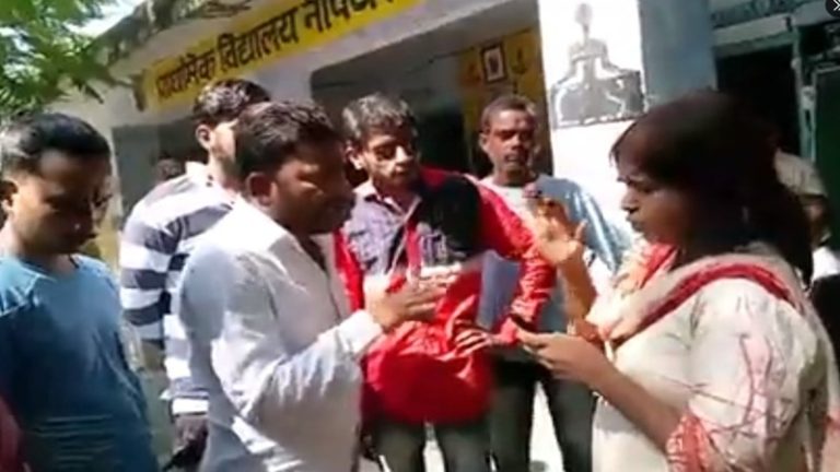 लखनऊ के सरकारी स्कूल में नमाज: इंचार्ज मीरा यादव सस्पेंड, सहायक अध्यापिका तहजीब फातिमा, शिक्षामित्र ममता मिश्रा के खिलाफ विभागीय कार्रवाई