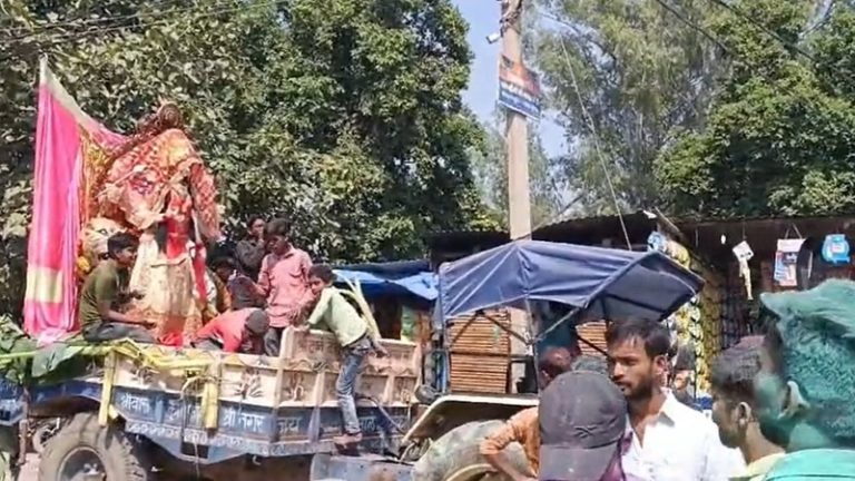 बशीर के घर के आगे उड़ी अबीर तो हुआ बवाल; माँ दुर्गा के विसर्जन के जुलूस में दलितों पर हमला… रज़िया भी नामजद