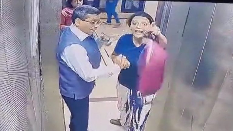 नोएडा में कुत्ता ने फिर मनुष्यों में करवाई मारपीट: मोबाइल फेंके जाने के बाद रिटायर्ड IAS ने महिला को मारा थप्पड़, फिर खुद भी पिटे