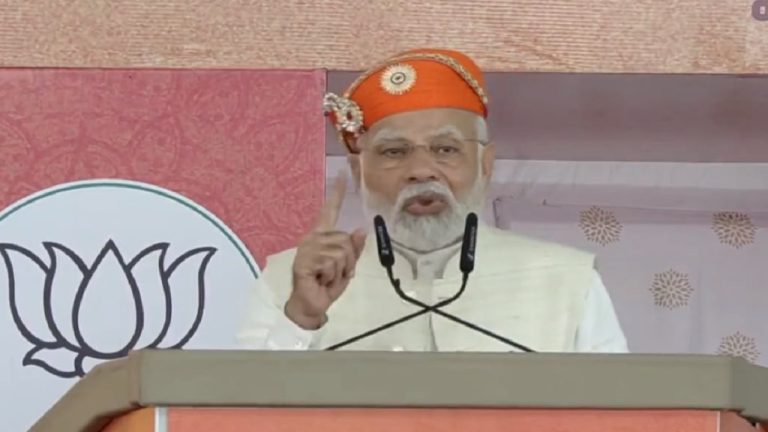 कपड़े सिलवाने के बहाने आते हैं, दर्जी का गला काट देते हैं… PM मोदी ने चित्तौड़गढ़ में उठाया कन्हैया लाल तेली की हत्या का मुद्दा, बोले – कॉन्ग्रेस को इसमें भी दिखा वोट बैंक