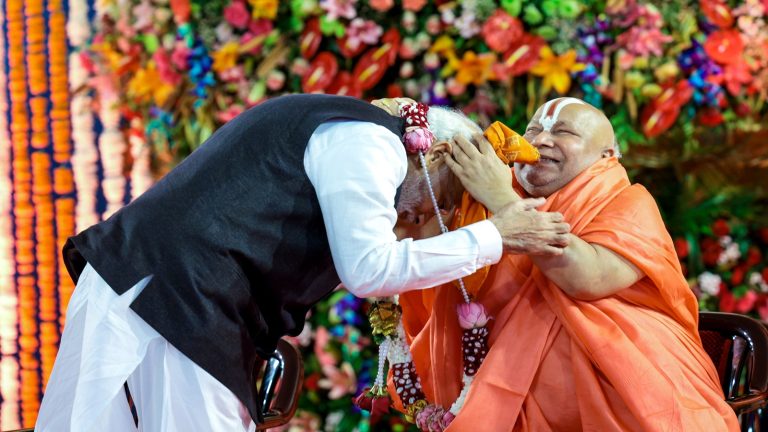 चित्रकूट के तुलसी पीठ से बोले PM मोदी- संस्कृत हमारी प्रगति और पहचान की भाषा, स्वामी रामभद्राचार्य जी ने दिया आशीर्वाद