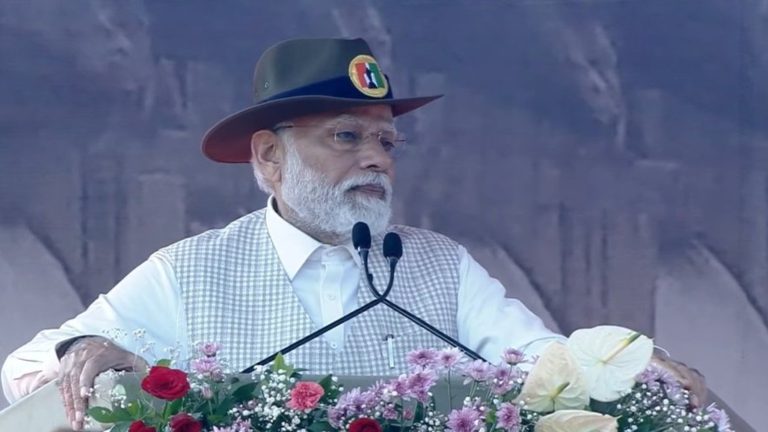 ‘तुष्टिकरण की राजनीति करने वाले मानवता के दुश्मनों संग खड़े हो जाते हैं’: PM मोदी ने ‘स्टैच्यू ऑफ यूनिटी’ पर पुष्पांजलि अर्पित कर सरदार पटेल को किया याद