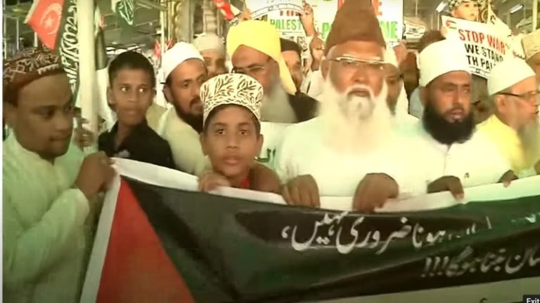 मुंबई की बिलाल मस्जिद में फिलिस्तीन के समर्थन में पोस्टर और नारे, इजरायल के खिलाफ विरोध-प्रदर्शन के लिए जंतर-मंतर पर जुटे वामपंथी