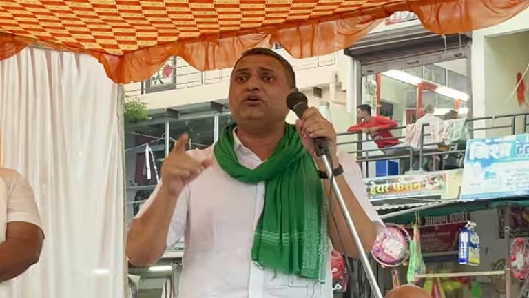 ‘अधिकारियों के मुँह पर थूक दो, अंगूठा हिला कर दिखाओ’: RJD विधायक ने ‘भारतमाला परियोजना’ के खिलाफ किसानों को भड़काया, राकेश टिकैत भी थे मौजूद