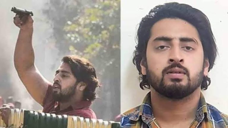 हेड कॉन्स्टेबल दीपक दहिया पर बंदूक तानी, रोहित शुक्ला को गोली मार जख्मी किया: अब शाहरुख़ पठान को कोर्ट ने दी बेल, दिल्ली दंगों में खुलेआम पिस्टल लहराता दिखा था