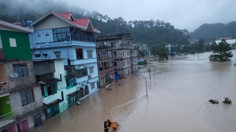 सिक्किम में सेना का कैंप बहा, 23 जवान लापता: बादल फटने से भीषण बाढ़, तीस्ता नदी का जलस्तर 15 से 20 फुट तक बढ़ा