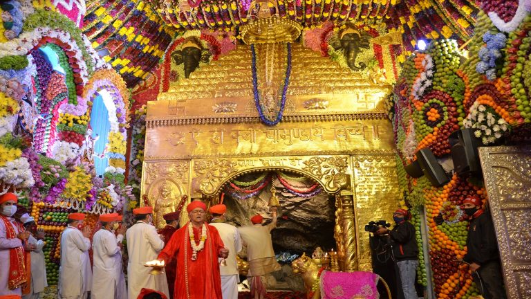 अब नाइट सूट और शॉर्ट्स में वैष्णो देवी जाने की अनुमति नहीं: मंदिर प्रशासन ने पवित्रता और मर्यादा के लिए जारी किया नया ड्रेस कोड, कहा- महिलाएँ साड़ी पहनें तो बेहतर