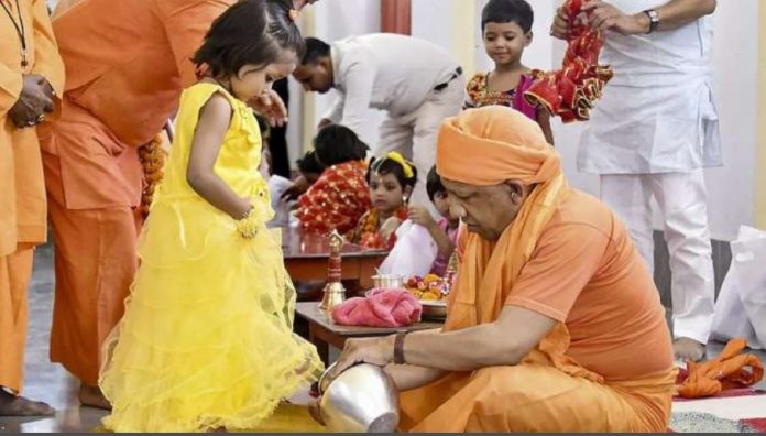 CM योगी कन्या पूजन