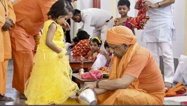 नवमी पर CM योगी ने किया कन्या पूजन, गोरखनाथ मंदिर में पखारे कन्याओं के पाँव; दुर्गा पूजा को बताया मातृशक्ति के सशक्तिकरण और सम्मान का पर्व