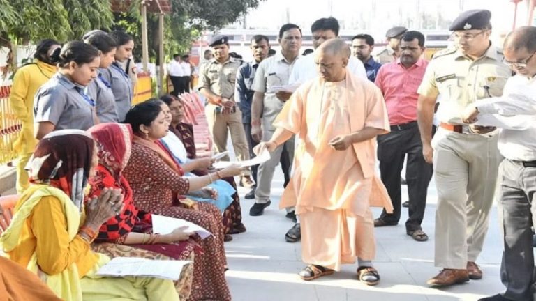 ‘हिंदुओं की रक्षा सिर्फ आप ही कर सकते हैं’: बंगाल के हिंदू परिवार ने CM योगी के जनता दरबार में लगाई गुहार, बोले- दबंग मुस्लिम जमीन कब्जा लेते हैं