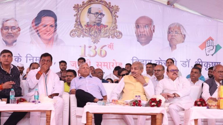 कॉन्ग्रेस कार्यालय में लालू यादव ने पहना सोने का मुकुट, RJD सुप्रीमो ने कबूला जेल से सोनिया गाँधी को कॉल कर करते थे पैरवी