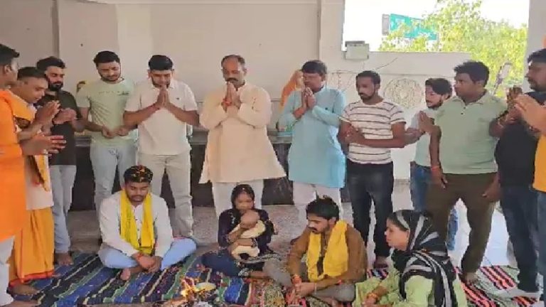 तनवीर बना ‘तुषार झा’, इरशाद बना ‘गिरीश भारद्वाज’… गाजियाबाद के मंदिर में मुस्लिमों ने की घर-वापसी, कहा – पूर्वजों ने मजबूरी में कबूला था इस्लाम, हमें गलती का एहसास