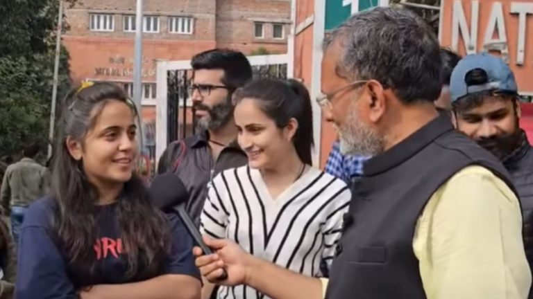 ‘हमारा वोट BJP को’: युवक-युवतियों के बीच PM मोदी का क्रेज देख कर खीझे यूट्यूबर अजीत अंजुम, नहीं चला प्रोपेगंडा तो निकल लिए