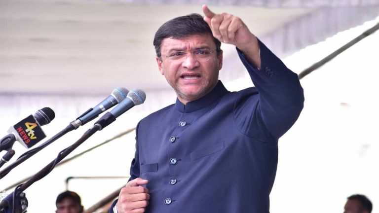 ‘कोई माई का लाल रोक नहीं सकता, मैंने इशारा किया तो…’: ओवैसी के ’15 मिनट’ वाले भाई ने अब भरी सभा में पुलिस को धमकाया