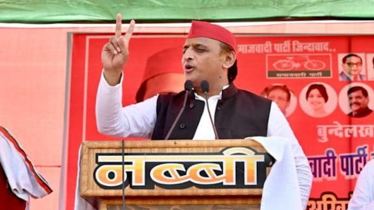 ‘कॉन्ग्रेस को वोट मत देना, जातिगत जनगणना को उसी ने रोका’: अखिलेश यादव ने खुले मंच से बता दिया I.N.D.I. गठबंधन का हश्र, खड़गे पर ’80 साल उम्र’ वाला तंज