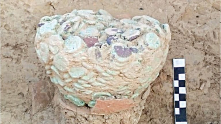 पाकिस्तान में खोदा तो निकला तांबे के सिक्कों से भरा घड़ा, साढ़े 5 किलो है वजन: कुषाण काल से जुड़ा है इनका इतिहास, 93 वर्षों में सबसे बड़ी खोज