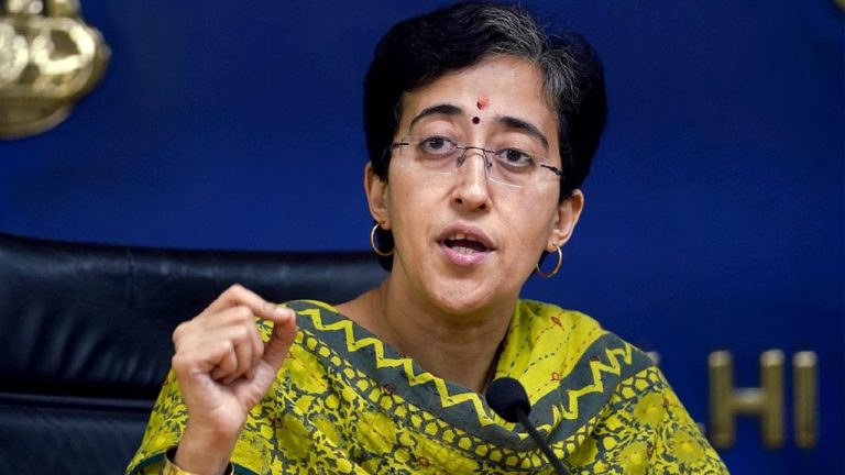दिल्ली में वायु के बाद अब ‘जल’ संकट! मंत्री आतिशी ने वित्त सचिव पर फोड़ा ठीकरा, पानी के लिए तरसेगी राजधानी