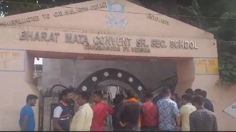 बच्चों ने कहा- ‘जय श्रीराम’ तो टीचर ने मंच पर बुलाकर पीटा, NCPCR ने माँगा जवाब: मध्य प्रदेश के कॉन्वेंट स्कूल की घटना