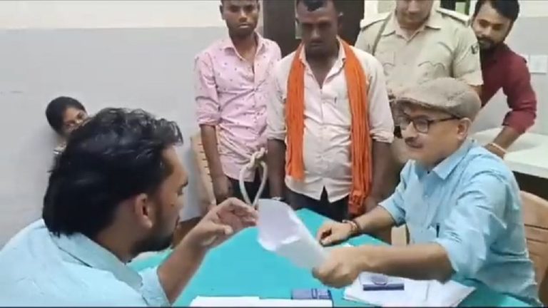 डॉक्टर ने ब्रेथ एनालाइजर की जगह कागज में फूँक मरवा कर घोषित कर दिया शराबी, बिहार की घटना: वीडियो वायरल