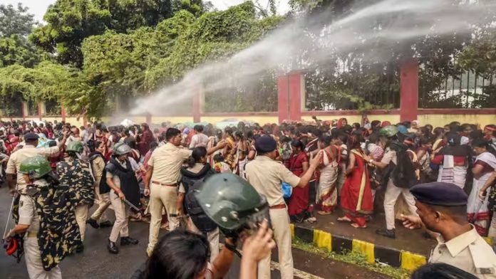 आँगनवाड़ी कार्यकर्ताओं पर वाटर कैनन का प्रहार