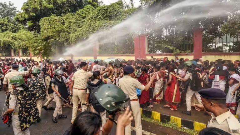 आँगनवाड़ी की महिलाओं पर बिहार पुलिस ने दिखाया दम, कई बेहोश: वादे से मुकरे नीतीश कुमार तो सड़क पर उतरी हैं सेविका-सहायिका, 1 महीने से बंद हैं 1.15 लाख सेंटर
