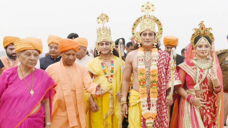 पुष्पक विमान से उतरे प्रभु श्रीराम, रथ खींचते CM योगी: दीपावली पर गिनीज बुक में दर्ज हुआ अयोध्या का नया रिकॉर्ड, हेलीकॉप्टर से हुई पुष्प वर्षा