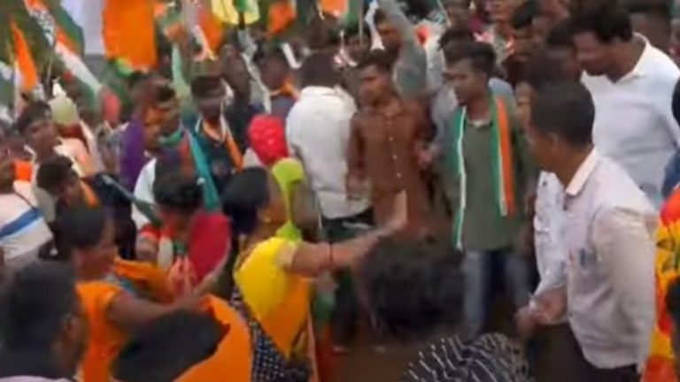 छत्तीसगढ़ में कॉन्ग्रेसियों ने BJP की महिला कार्यकर्ताओं से की छेड़छाड़, बीच सड़क पर मारे लात-घूँसे: Video वायरल