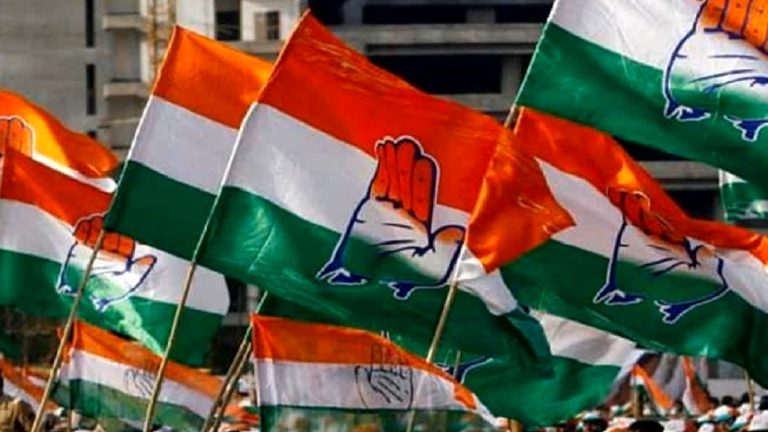 समर्थन माँगने आया कॉन्ग्रेस का कैंडिडेट, रोते हुए पैरों में गिर पड़ा विधायक का बेटा: बोला- गोली मार दो, भागे कार्यकर्ता