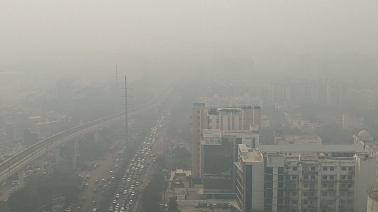 साफ हवा में साँस लेना अधिकार, प्रदूषण के लिए आप जिम्मेदार: दिल्ली की जहरीली हवा पर हाई कोर्ट ने लगाई फटकार
