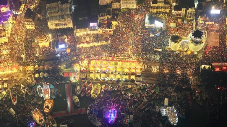 85 घाटों पर 12 लाख दीये, 11 टन फूलों से विश्वनाथ मंदिर की सजावट: काशी की देव दीपावली में पहुँचे 70 देशों के प्रतिनिधि, CM योगी बोले – हर हर महादेव