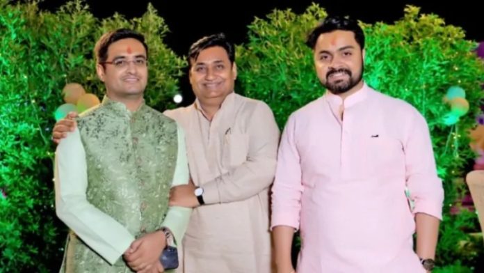 डोटासरा अपने दोनों बेटों के साथ