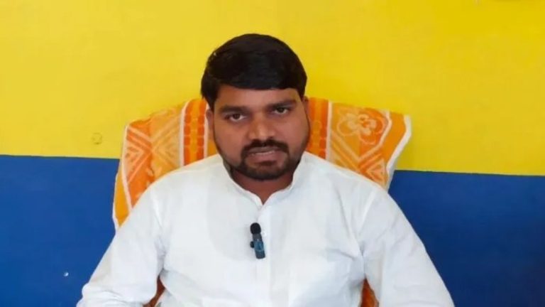 वन विभाग वालों को घर में बुला कर पीटा; गोली भी चलाई… FIR दर्ज होते ही AAP का विधायक फरार, बीवी और निजी सचिव गिरफ्तार