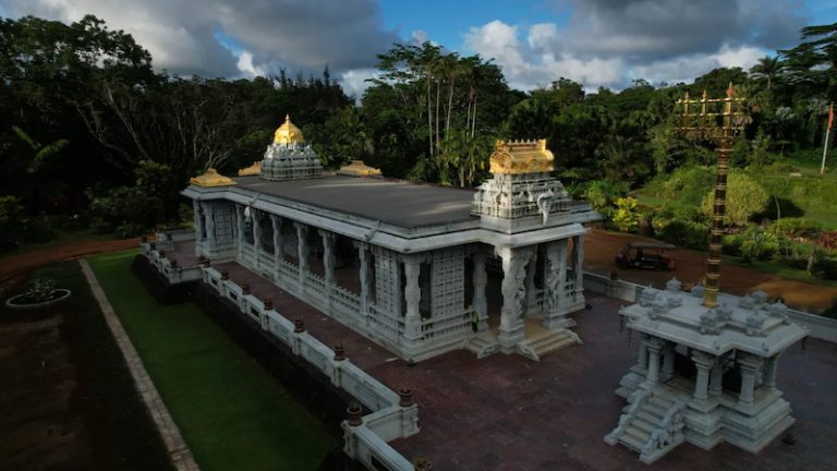 14 लाख किलो ग्रेनाइट से अमेरिका के हवाई द्वीप पर तैयार हुआ भव्य हिन्दू मंदिर: न बनाने में न अब बिजली का इस्तेमाल, जानिए कैसे शैव संतों ने कर दिखाया संभव