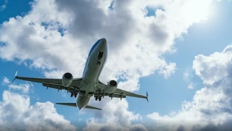 मणिपुर के इम्फाल एयरपोर्ट पर नजर आया UFO: 3 घंटे उड़ाने रहीं बंद, हजारों यात्री फँसे रहे