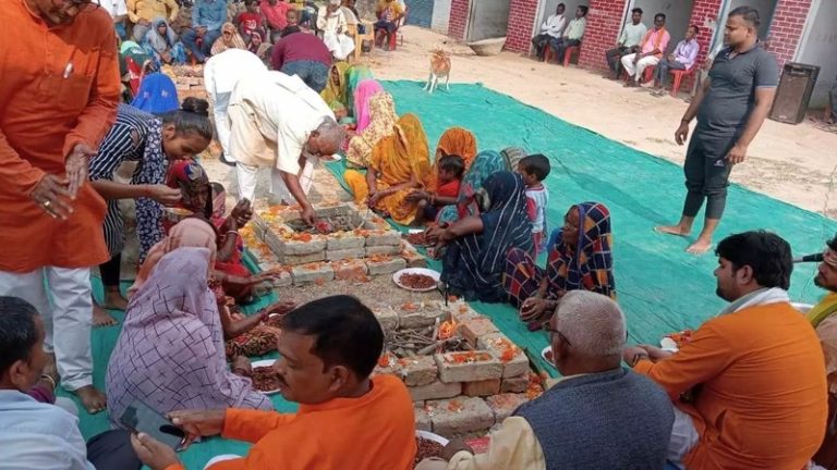 गले से क्रॉस निकाला, घर से निकाल दी बाइबिल, उठा ली हनुमान चालीसा… जौनपुर में 310 लोगों ने की घर-वापसी, शुद्धिकरण के लिए हुआ हवन