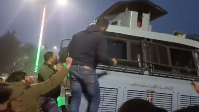 CRPF की गाड़ी को भीड़ ने घेरा, ड्राइवर को नीचे खींचने की कोशिश और पत्थरबाजी: श्रीनगर में हिंसक भीड़ को सुरक्षा बलों ने किया तितर-बितर