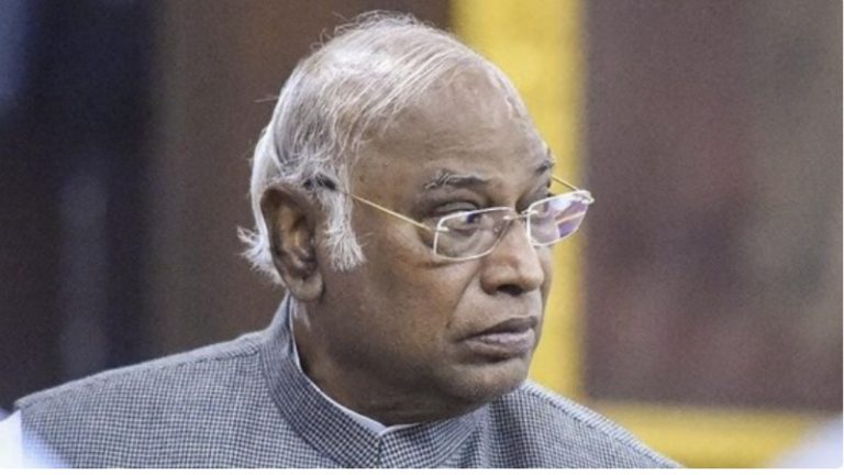 ‘ऐ चुप बैठो, सुनना है तो सुनो नहीं तो Get Out’: कॉन्ग्रेस की रैली में खड़गे को नहीं मिली ‘इज्जत’? वायरल वीडियो में कार्यकर्ताओं को ही खूब सुनाया