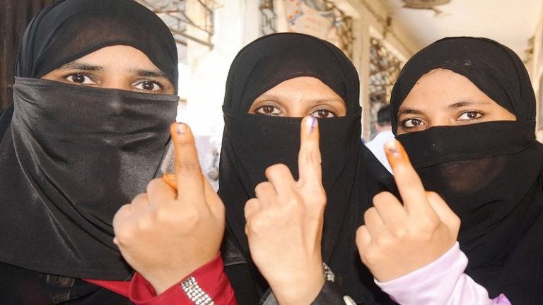 बुर्का पहन पोलिंग बूथ में घुसीं 100 महिलाएँ… फेक वोटिंग का मचा हल्ला: इंदौर में मतदान के वक्त सामने आए BJP और कॉन्ग्रेस के कार्यकर्ता