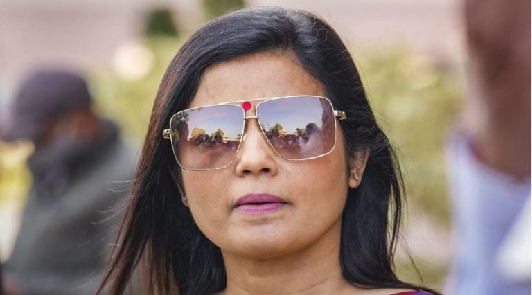 महुआ मोइत्रा को TMC ने दी नई जिम्मेदारी, बनाया जिलाध्यक्ष: कैश-तोहफे लेकर संसद में सवाल पूछने का है आरोप, सांसदी जाने की भी अटकलें