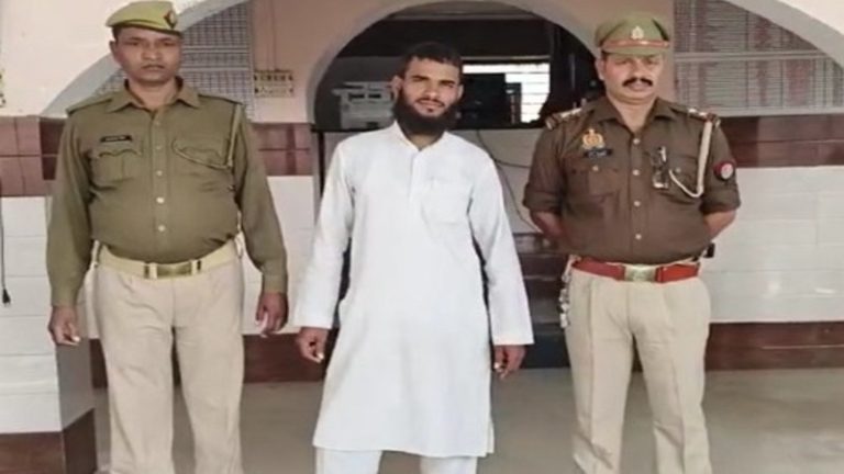 मदरसे के हाफिज ने बलात्कार के लिए बच्ची को घर में घुस कर दबोचा, दी हत्या की धमकी: 2 बहनों के साथ पहले कर चुका है छेड़खानी