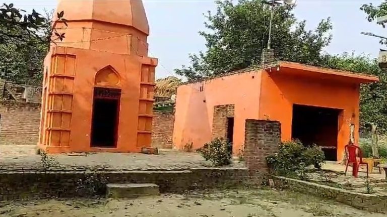 मूर्ति तोड़ कर फेंक दी, मुँह पर कर दी लैट्रिन, मंदिर के प्रांगण में पेशाब किया, भगवा वस्त्रों में भर दिया मल: प्रधान शखावत हुसैन बोले – असामाजिक तत्वों की करतूत