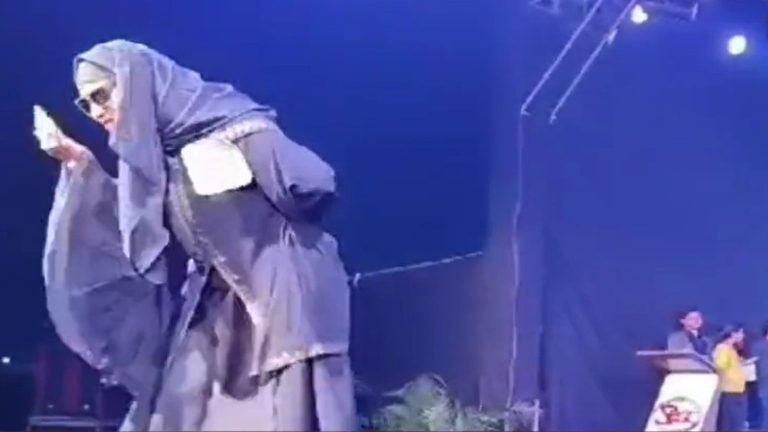 श्रीराम कॉलेज में बुर्के में लड़कियों का कैटवॉक, गुजरे जमाने की हिरोइन मंदाकिनी रहीं थी निहार: आगबबूला हुआ जमीयत, मुजफ्फरनगर का मामला