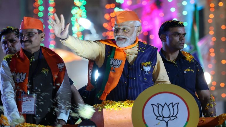 ‘हर-हर मोदी’ से गूँजा भारत का सबसे स्वच्छ शहर, गणेश मंदिर से शुरू होकर 1.5 km चला प्रधानमंत्री का रोडशो: रानी अहिल्याबाई होल्कर को दी श्रद्धांजलि