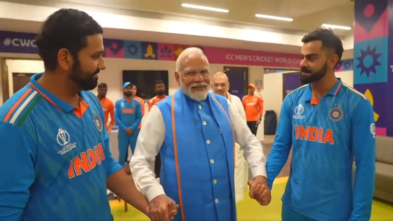 PM मोदी ने ऐसा क्या कह दिया कि मुस्कुराने लगे रोहित शर्मा और विराट कोहली: वीडियो में दिखा टीम इंडिया के ड्रेसिंग रूम का नज़ारा, प्रधानमंत्री ने दिया न्योता