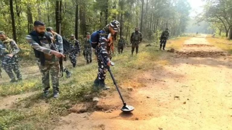 मतदान के बीच छत्तीसगढ़ में दो जगह IED ब्लास्ट, बाल-बाल बचे CRPF के जवान: मध्य प्रदेश भाजपा प्रत्याशी पर हमला, गाड़ी के शीशे तोड़े