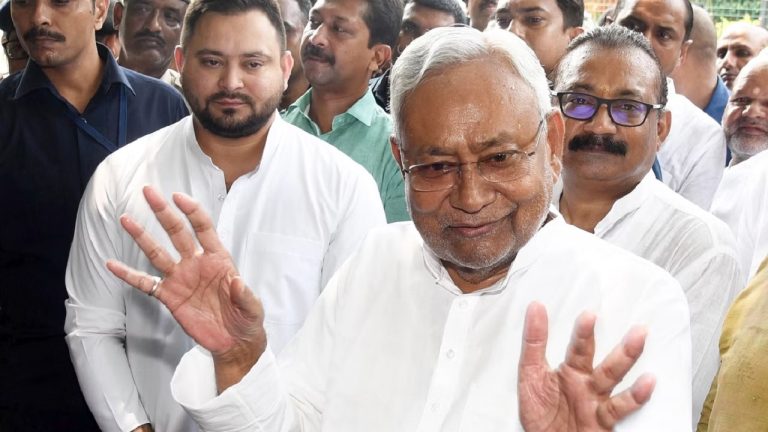 ‘काहे नाराज़ हैं सर?’: पत्रकारों को देखते झुक कर प्रणाम करने और आरती उतारने लगे CM  नीतीश कुमार, ‘पानी जाता है’ वाले बयान के बाद मीडिया से बनाई दूरी